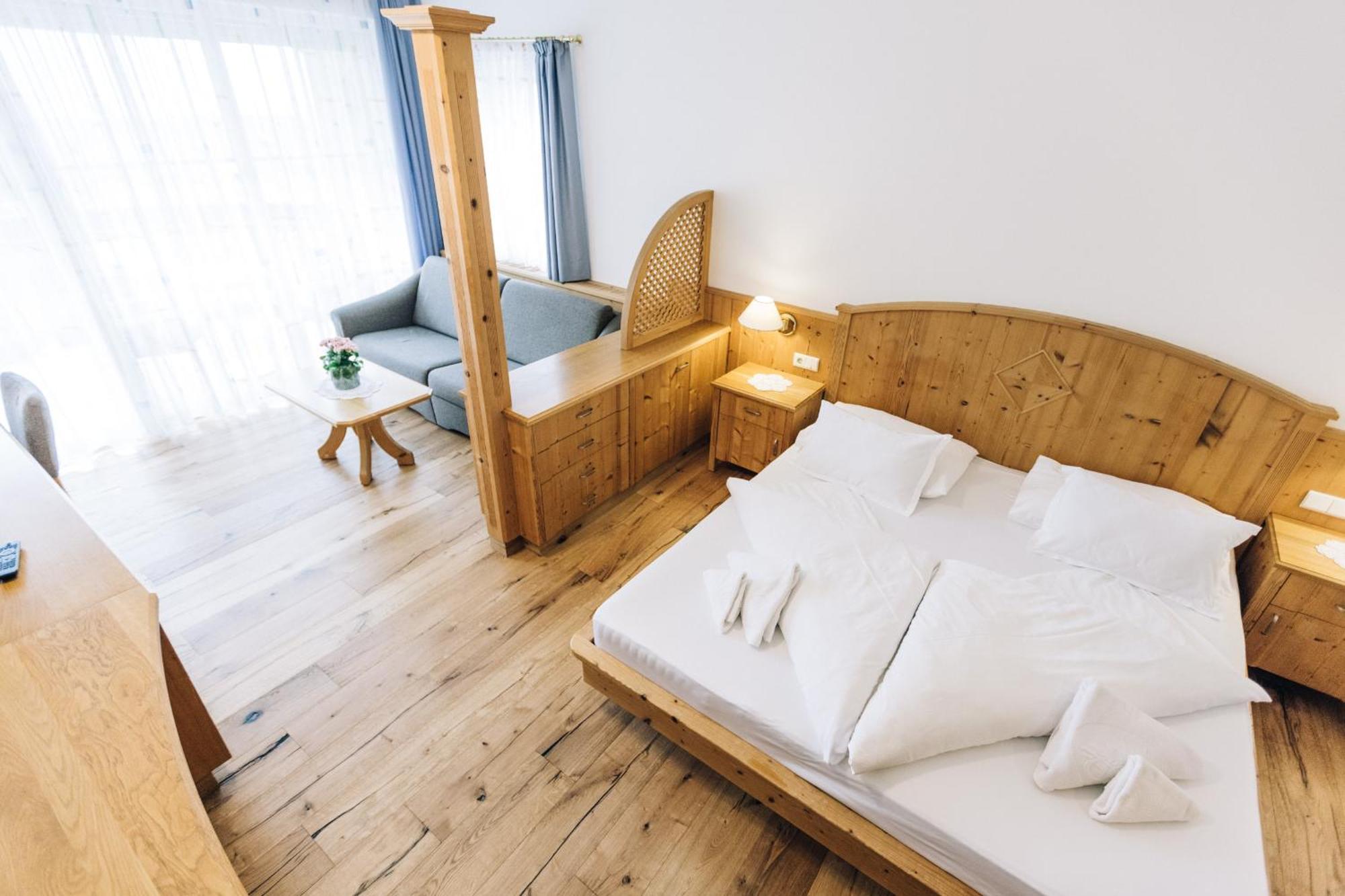 Hotel Tenz Montagna Bagian luar foto