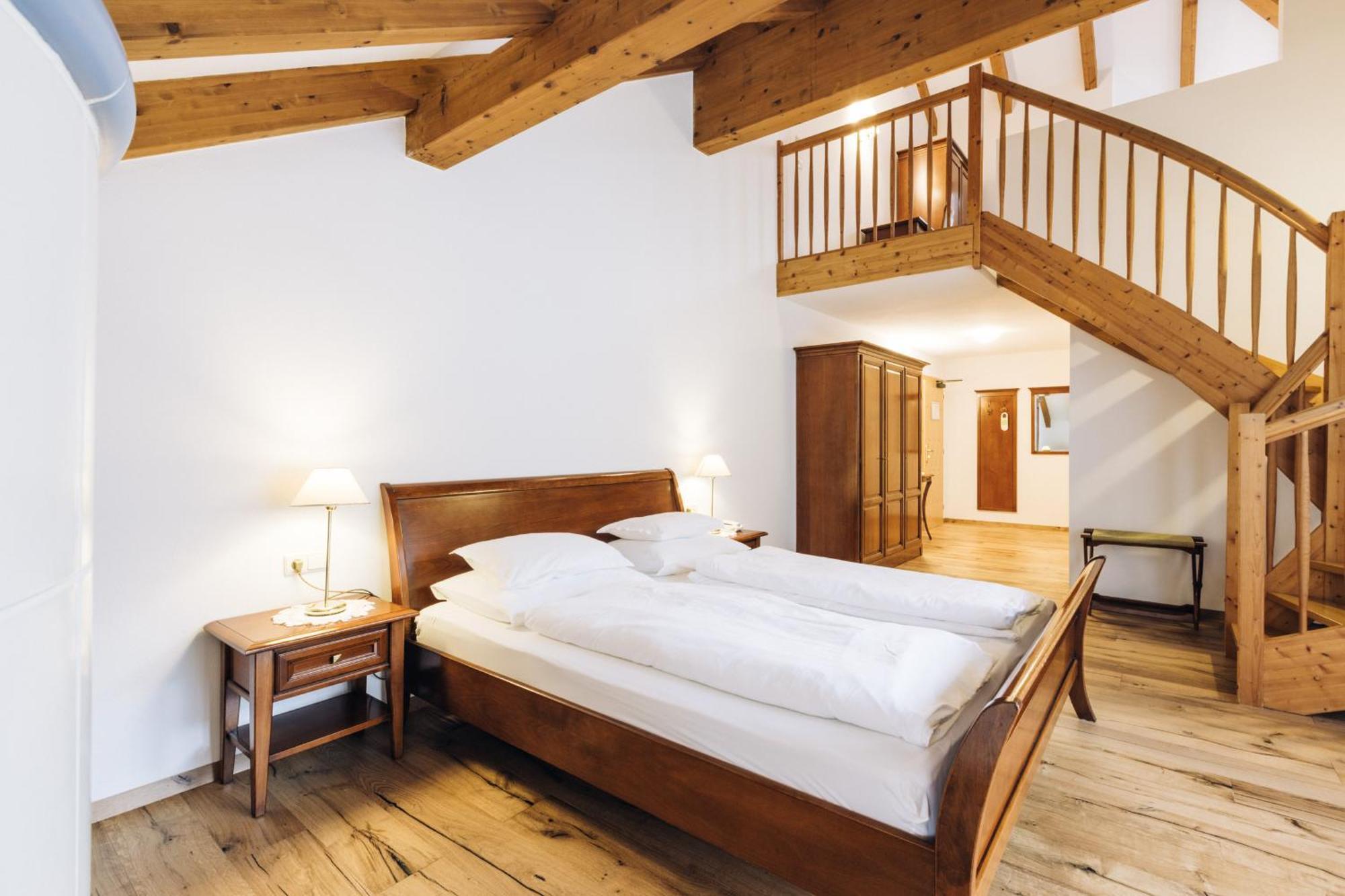 Hotel Tenz Montagna Bagian luar foto