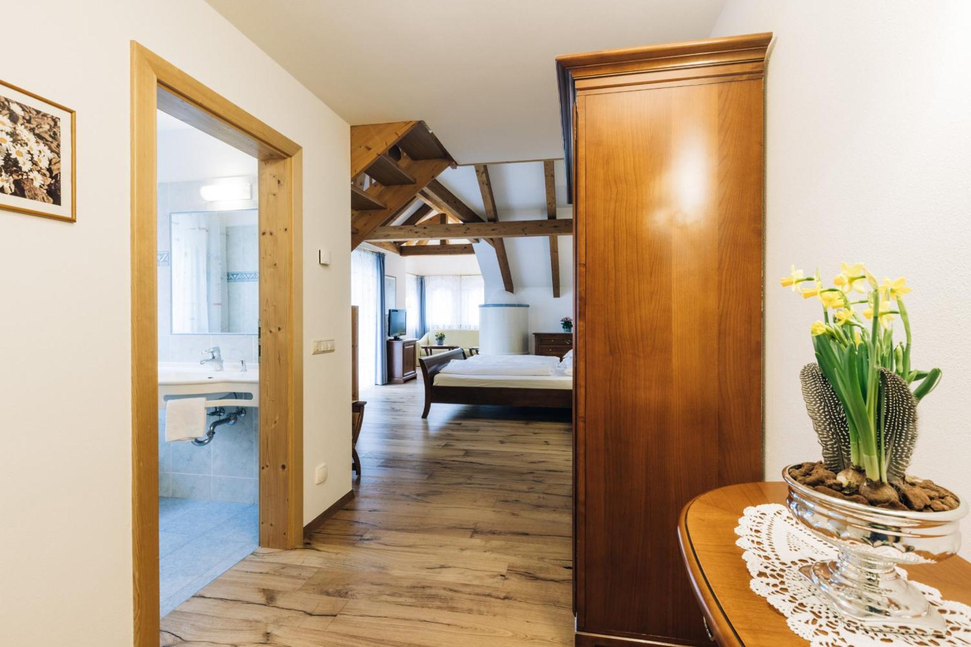 Hotel Tenz Montagna Bagian luar foto